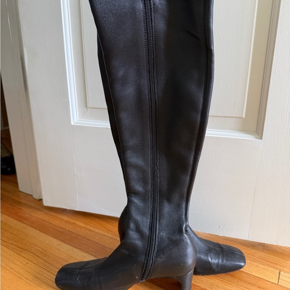 Women's Black Leather Knee-High Pointed-Toe Heeled Boots - Picture 3 of 3